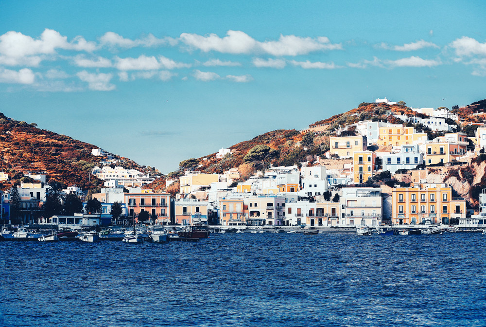 Ponza: Perché l'Isola dei Faraglioni Sta Conquistando i Viaggiatori del 2026