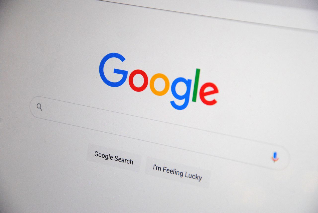 Cercare un’azienda online: perché oggi non basta più comparire su Google